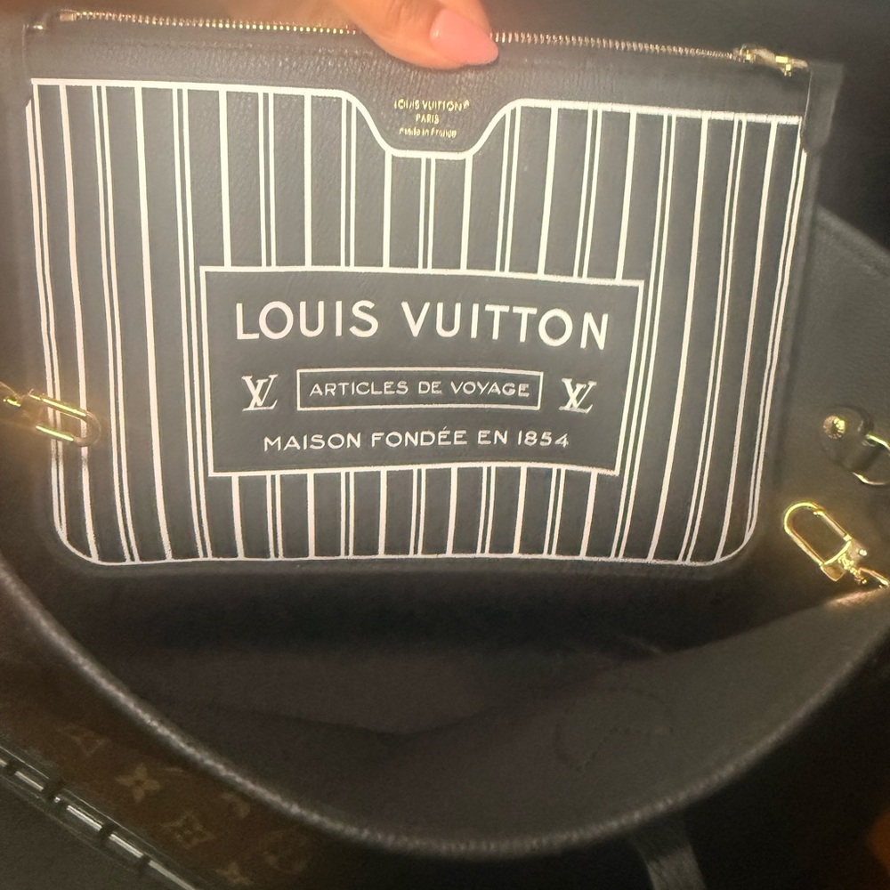 Reversible Louis Vuitton Monogram Tote & toiletry bag insert in Brown and Tan - Picture 7 of 10